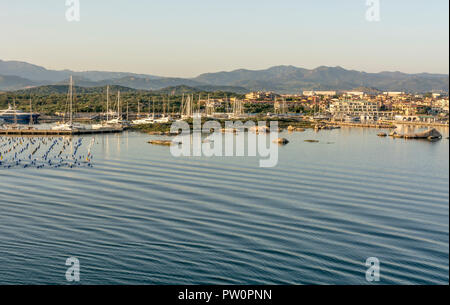 Olbia auf Sardinien. Landschaft rund um Olbia, Blick von der Kreuzfahrt Schiff in den Hafen von Olbia auf Sardinien Insel ankommen, morgen Szene Stockfoto