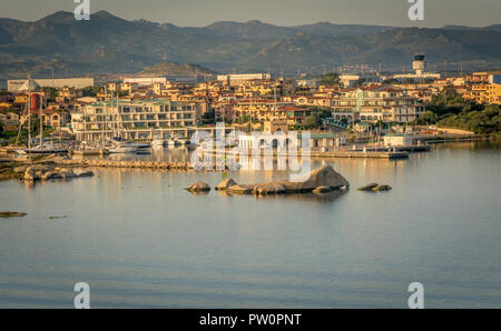 Olbia auf Sardinien. Landschaft rund um Olbia, Blick von der Kreuzfahrt Schiff in den Hafen von Olbia auf Sardinien Insel ankommen, morgen Szene Stockfoto