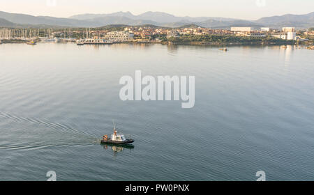 Olbia auf Sardinien. Landschaft rund um Olbia, Blick von der Kreuzfahrt Schiff in den Hafen von Olbia auf Sardinien Insel ankommen, morgen Szene Stockfoto