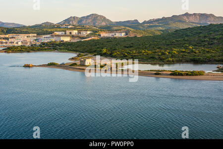 Olbia auf Sardinien. Landschaft rund um Olbia, Blick von der Kreuzfahrt Schiff in den Hafen von Olbia auf Sardinien Insel ankommen, morgen Szene Stockfoto