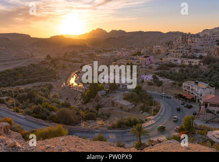 Wadi Musa, Stadt Petra in Jordanien. Schönen Sonnenuntergang über Wadi Musa, Stadt in Ma'an governatorats im südlichen Jordanien befindet. Es ist die administrative ce Stockfoto