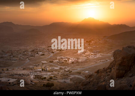 Wadi Musa, Stadt Petra in Jordanien. Schönen Sonnenuntergang über Wadi Musa, Stadt in Ma'an governatorats im südlichen Jordanien befindet. Es ist die administrative ce Stockfoto