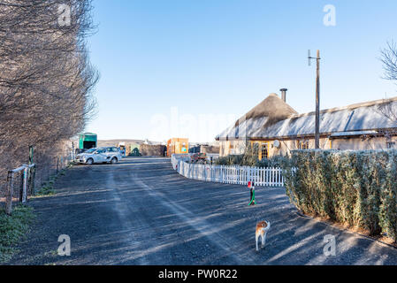 SUTHERLAND, SÜDAFRIKA, 8. AUGUST 2018: Am frühen Morgen Szene am Sterland Caravan Park in Sutherland in der Northern Cape Provinz. Frost ist visib Stockfoto