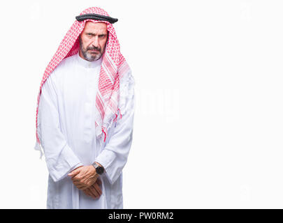 Senior arabischen Mann mit kufiya über isolierte Hintergrund Skeptiker und nervös und runzelte verärgert wegen des Problems. Negative Person. Stockfoto