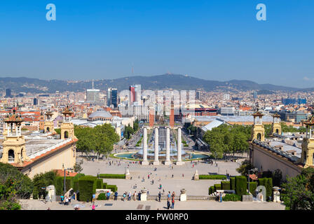 Blick über die Stadt und die Avinguda de la Reina Maria aus Schritte außerhalb Museu Nacional d'Art de Catalunya (MNAC), Parc de Montjuïc, Barcelona, Spanien. Stockfoto