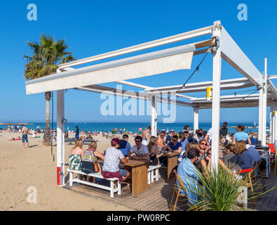 Strand von Barcelona. Beach Bar am Platja de Sant Miquel, La Barceloneta, Barcelona, Spanien Stockfoto