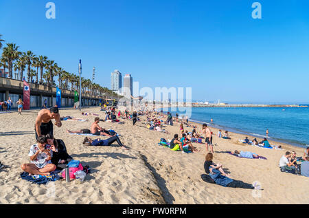 Strand von Barcelona. Der Strand in La Barceloneta (Platja de la Barceloneta), Barcelona, Spanien Stockfoto