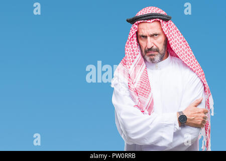 Senior arabischen Mann mit kufiya über isolierte Hintergrund Skeptiker und nervös, Missbilligenden Ausdruck auf dem Gesicht mit verschränkten Armen. Negative Person. Stockfoto