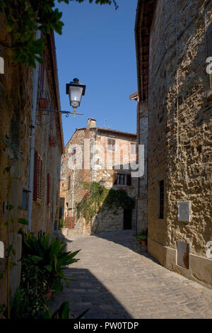 Eine verlassene Straße zur Siesta Zeit Montefioralle, Toskana, Italien Stockfoto