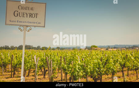 Saint Emilion in der Nähe von Bordeaux, Frankreich - 26. Mai 2017: Blick über die Weinberge des großen Wein Produzent Chateau Gueyrot an einem Frühlingstag Stockfoto