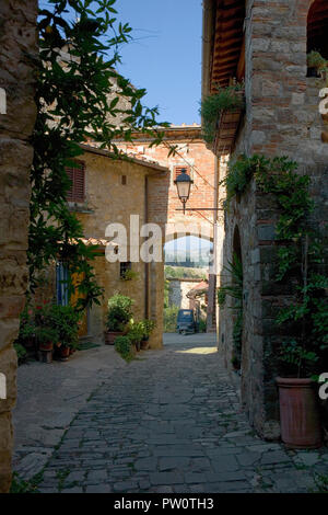 Eine verlassene Straße zur Siesta Zeit Montefioralle, Toskana, Italien Stockfoto