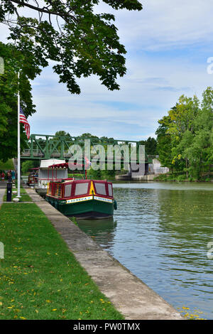 Kanal Lastkahn auf Erie Canal in Dorf von Pittsford, New York, USA günstig Stockfoto