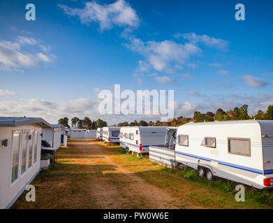 Camper Trailer und Kabinen im Holiday Park im südlichen Norwegen Seeküste Stockfoto