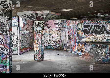 Graffiti auf Skatepark auf dem Londoner Damm Stockfoto