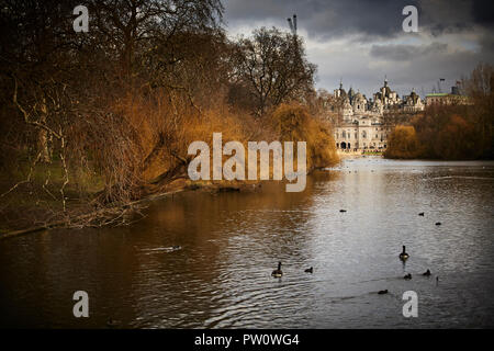 Blick über die St. James's Park See in Richtung Horse Guards Parade Stockfoto