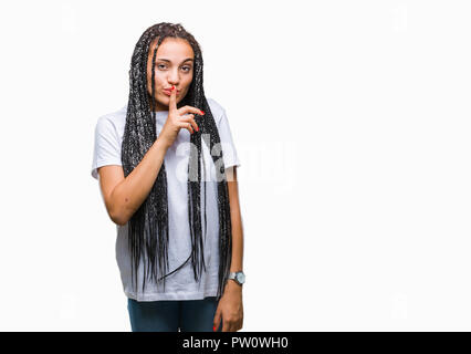 Junge geflochtenes Haar African American Girl über isolierte Hintergrund fragt ruhig mit dem Finger auf die Lippen. Stille und heimliche Konzept. Stockfoto