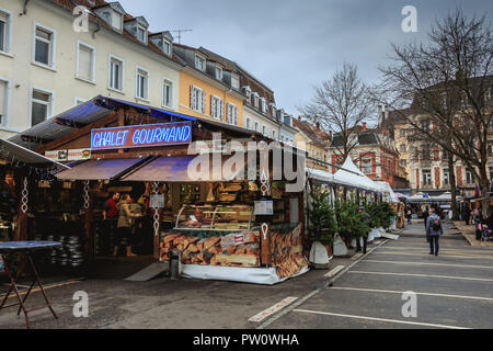 Mulhouse, Frankreich - Dezember 23, 2017: Blick auf den Weihnachtsmarkt Shop vor der Kathedrale an einem Wintertag Stockfoto