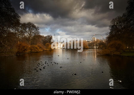 Blick über die St. James's Park Lake gegen Fco Stockfoto