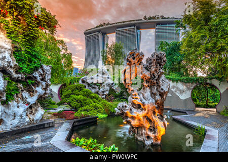 Gardens by the Bay Nature Park und Marina Bay Sands Hotel, Singapur Stockfoto