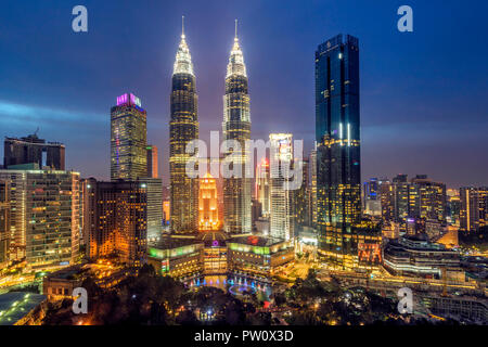 Skyline bei Nacht mit Petronas Towers, Kuala Lumpur, Malaysia Stockfoto