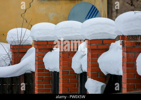 Brick Wall, mit Schnee im Januar in Cesis, Lettland abgedeckt. Stockfoto
