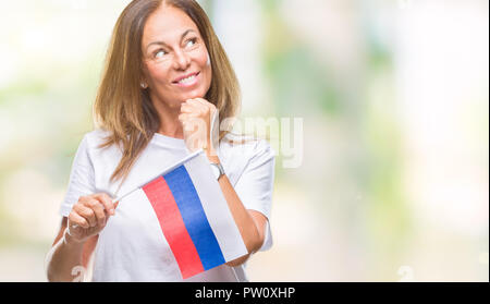 Mittleres Alter Hispanic woman holding Flagge von Russland über isolierte Hintergrund ernstes Gesicht denken über Frage, sehr verworrene Vorstellung Stockfoto