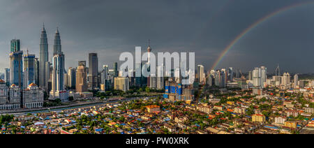 Panoramablick auf die Skyline der Stadt mit Regenbogen, Kuala Lumpur, Malaysia Stockfoto