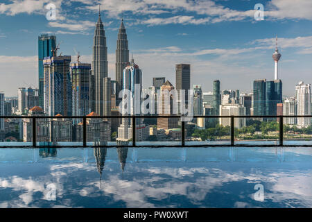 Die Skyline der Stadt mit Infinity Pool, Kuala Lumpur, Malaysia Stockfoto