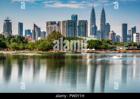 See Titiwangsa und die Skyline der Stadt mit Petronas Towers, Kuala Lumpur, Malaysia Stockfoto