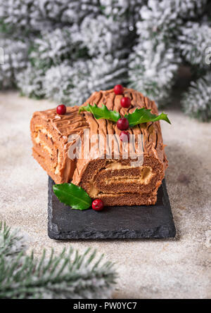 Weihnachten yule Kuchen anmelden. Traditionelle Schokolade Dessert Stockfoto