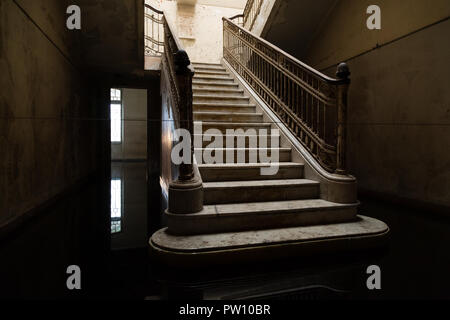 Treppen und Geländer, die durch das Wasser mit Reflexion. "Made by... Feito por Brasileiros' Ausstellung zeitgenössischer Kunst, Kunst Installation einrichten Stockfoto