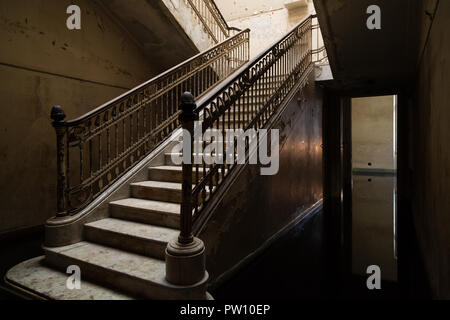 Treppen und Geländer, die durch das Wasser mit Reflexion. "Made by... Feito por Brasileiros' Ausstellung zeitgenössischer Kunst, Kunst Installation einrichten Stockfoto