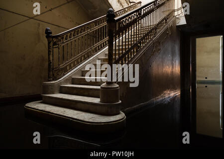 Treppen und Geländer, die durch das Wasser mit Reflexion. "Made by... Feito por Brasileiros' Ausstellung zeitgenössischer Kunst, Kunst Installation einrichten Stockfoto