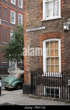 Haus mit Straße Typenschild an der Ecke Folgate Street und Elder Street, Spitalfields, East London, England, Großbritannien Stockfoto