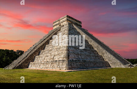 Chichen Itza schönen Sonnenuntergang an der alten historischen Maya Tempel in Yucatan Mexiko Stockfoto