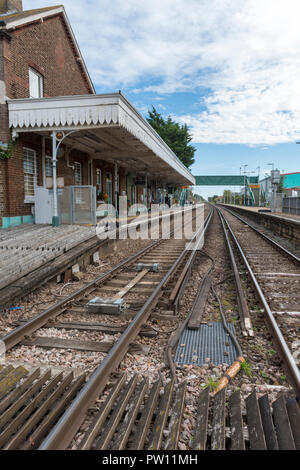 Angmering Bahnhof in West Sussex gesehen von den Bahnübergang. Stockfoto