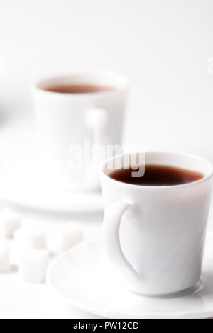 Zwei Tassen Kaffee und Zucker Nahaufnahme Stockfoto