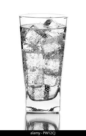 Glas mit Eis Wasser isotated auf weißem Hintergrund Stockfoto