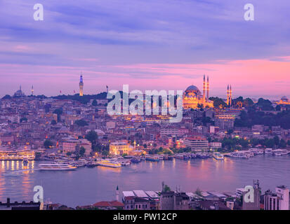 Sonnenuntergang in Istanbul Türkei vom Galata-turm über den Fluss auf den Bosporus und das Goldene Horn gesehen, weiches Licht Stadtbild Wolkenkratzer und Skyline istanbul Stockfoto