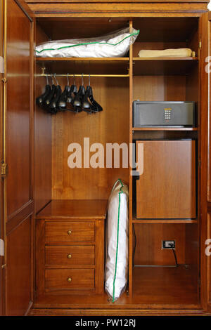 Hotel-Schrank mit Safe und Kühlschrank Stockfoto