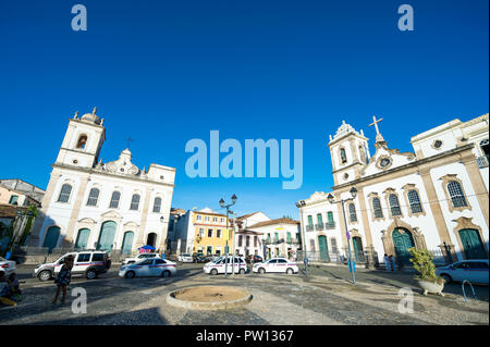 Helle szenische Morgen Blick auf die klassischen kolonialen Kirchen säumen den Largo Terreiro de Jesus in Pelourinho, Salvador, Bahia, Brasilien Stockfoto