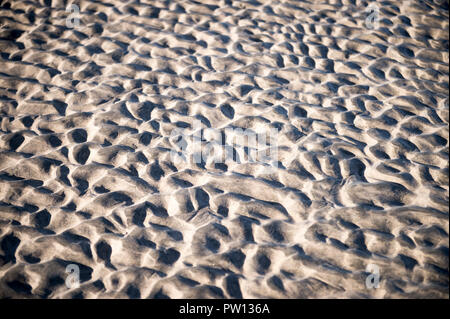 Natürliche Muster Hintergrund in eine Aussicht auf die Ufer des leeren Strand bei Ebbe Stockfoto
