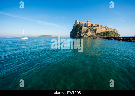 Szenische morgen aufgrund der dramatischen Castello Aragonese aus seiner alten Bergspitze Barsch über dem Mittelmeer Insel Ischia, Italien drohenden Stockfoto