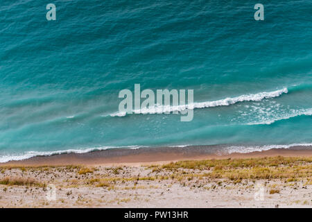 Blick auf Lake Michigan von der Spitze einer Düne in der Sleeping Bear Dunes National Lakeshore, Empire, Michigan, USA. Stockfoto