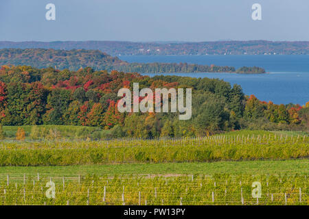 West Arm von Grand Bay fahren aus der Old Mission Peninsula im Herbst. Stockfoto
