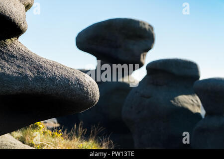 Verwitterte gritstone Felsbrocken an Der Woolpacks auf Kinder Scout im Peak District National Park, Derbyshire, Großbritannien Stockfoto