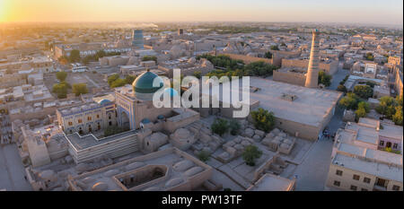 Chiwa und Buchara Stadt sunset in Usbekistan. Warmes Licht über der Stadt Chiwa mit seiner schönen Seidenstraße Architektur Stockfoto