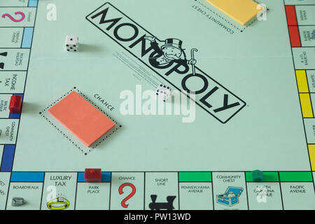 WOODBRIDGE, NEW JERSEY - Oktober 11, 2018: Blick auf einen ca. 1980er Jahre monopoly brettspiel Stockfoto