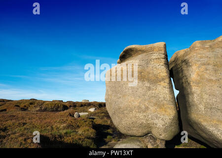 Verwitterte gritstone Felsbrocken an Der Woolpacks auf Kinder Scout im Peak District National Park, Derbyshire, Großbritannien Stockfoto