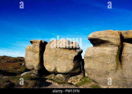 Verwitterte gritstone Felsbrocken an Der Woolpacks auf Kinder Scout im Peak District National Park, Derbyshire, Großbritannien Stockfoto